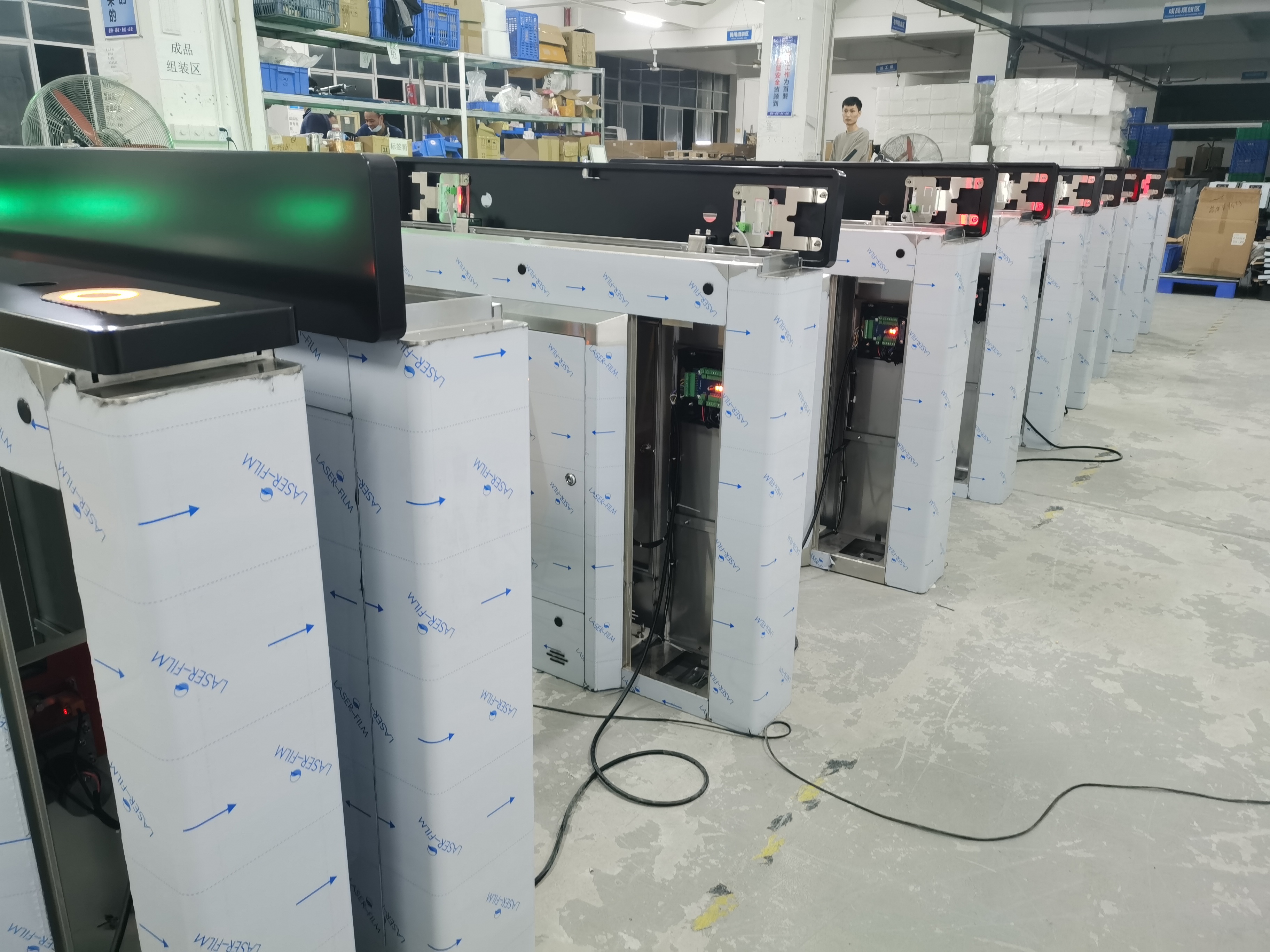 翼闸组装生产现场